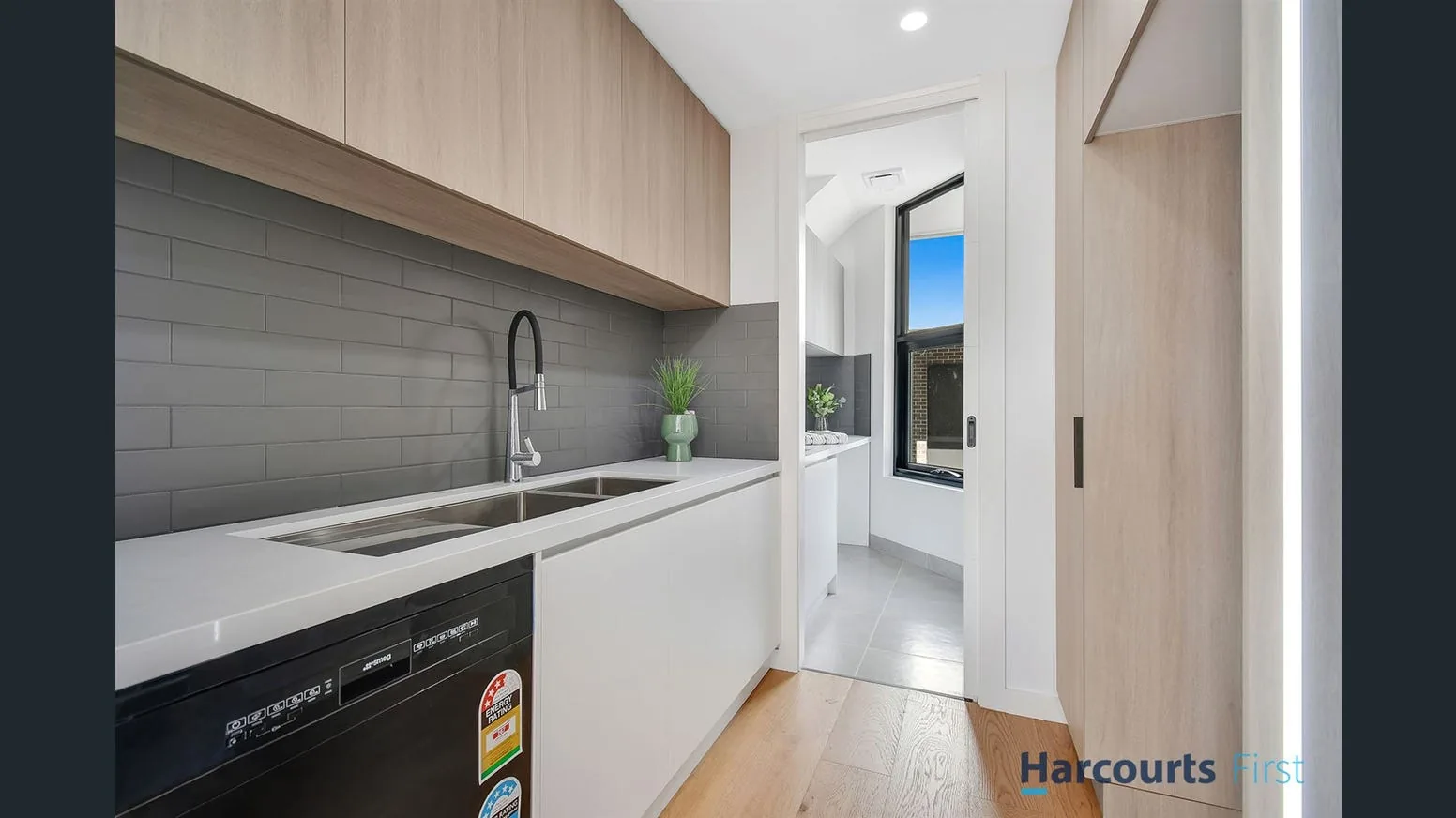 474B Bluff Road Hampton — kitchen